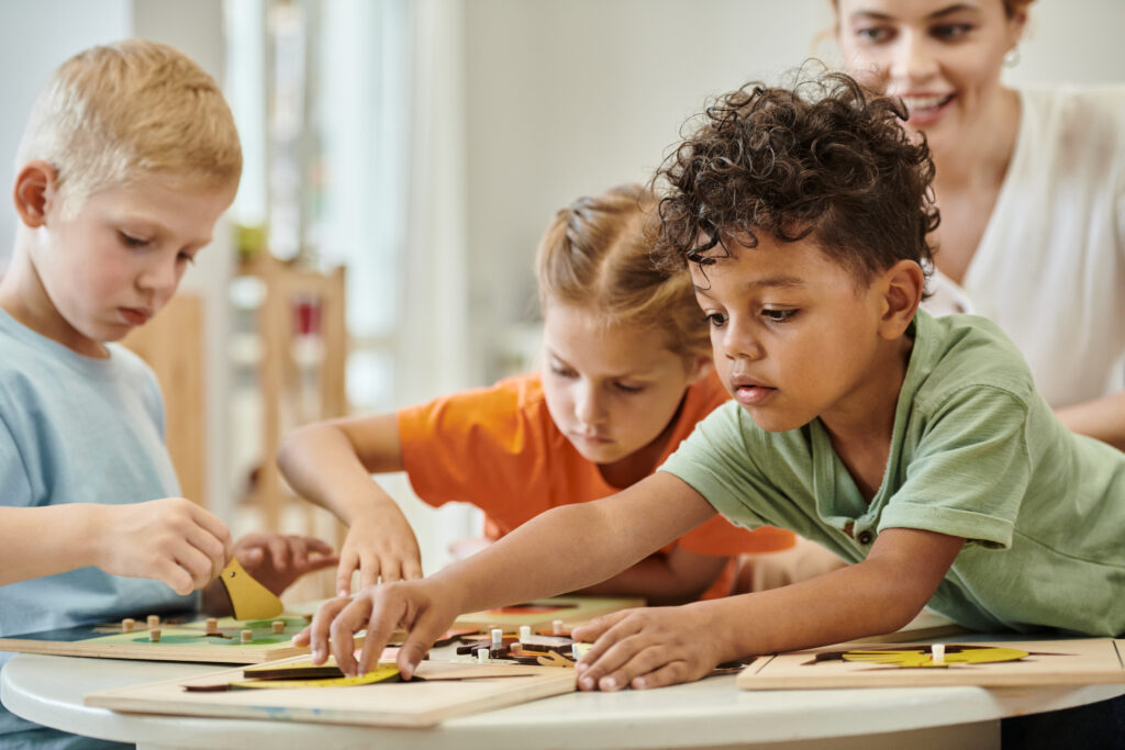 Children playing with educational puzzles in a daycare setting, representing top kid-friendly franchise opportunities in 2026.